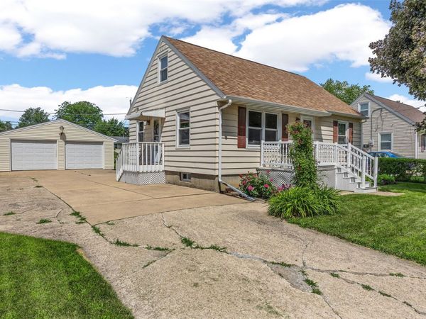 212 22nd Street NW, Cedar Rapids, IA 52405