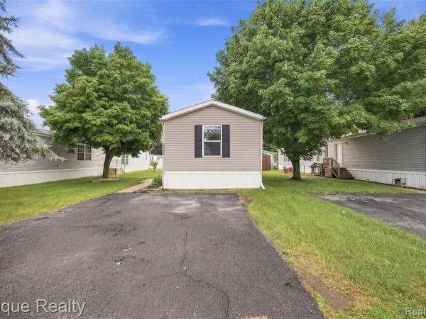 48580 Pineview Drive, Shelby Twp, MI 48317