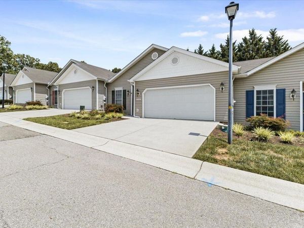 5009 Country Cottage LN, Roanoke, VA 24018