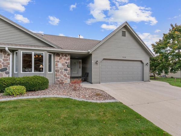 1323 Stonewood CIRCLE, West Bend, WI 53095