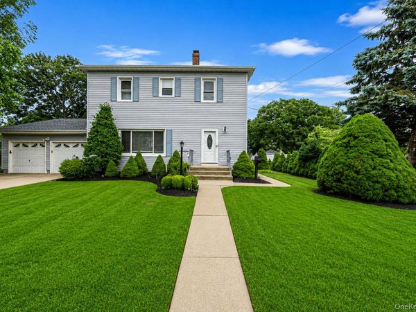 527 Milligan Lane , West Islip, NY 11795