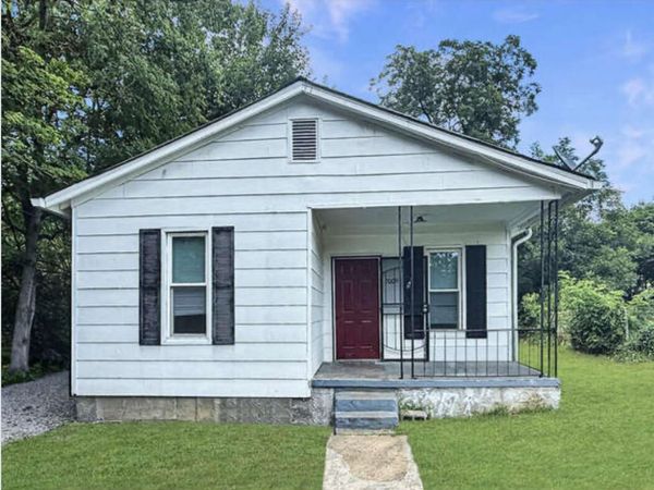 2009 Robbins Street , Chattanooga, TN 37404