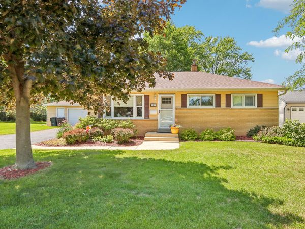 927 Robins Ln, Mukwonago, WI 53149