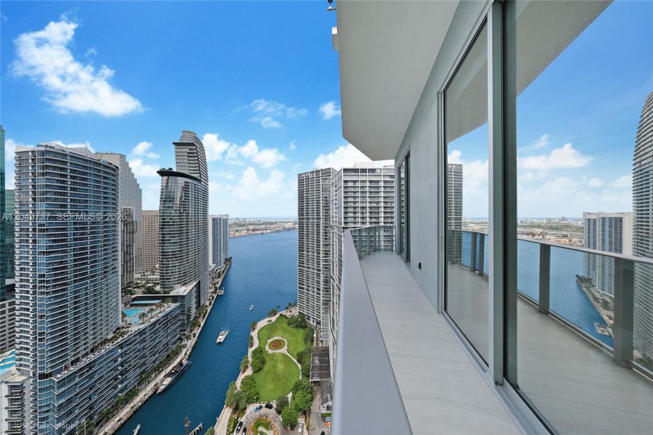 77 SE 5th Street , Unit UPH01, Miami, FL 33131 Photo