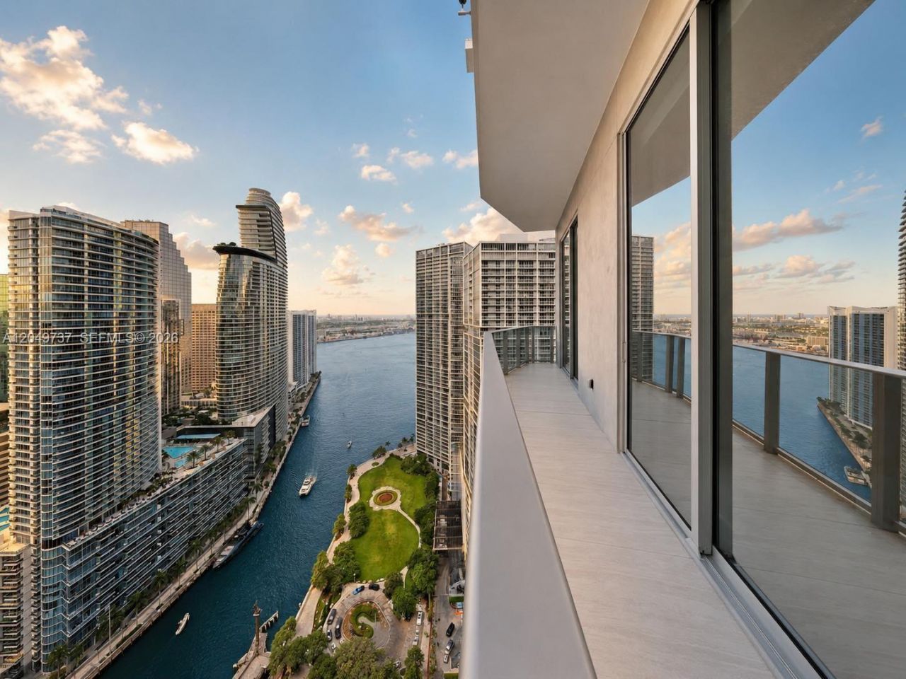77 SE 5th Street , Unit UPH01, Miami, FL 33131 Photo