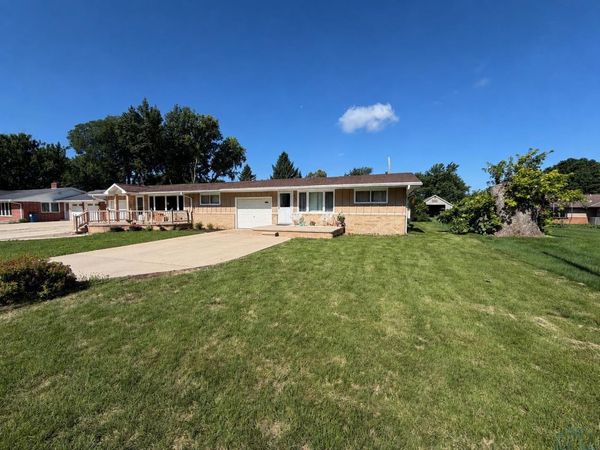 910 Lincoln Avenue, Sheldon, IA 51201
