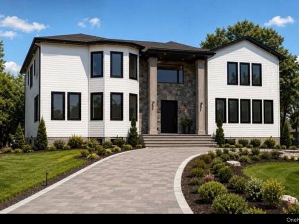 14 Wilmington Drive , Melville, NY 11747