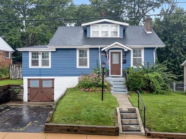 907 N Woodlawn Avenue, Kirkwood, MO 63122
