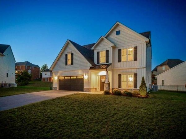 2228 Foxfield LN, Salem, VA 24153