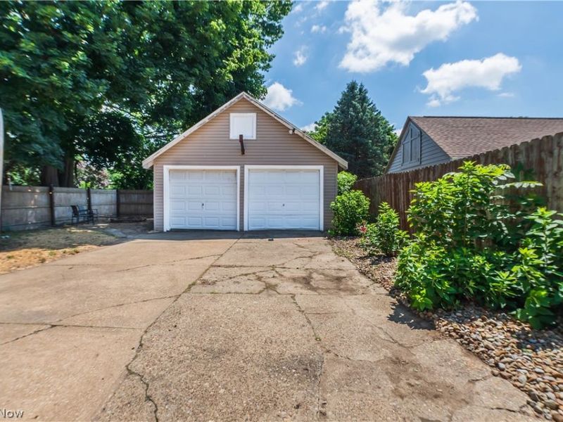 605 Essex Street, Akron, OH 44306 Photo 8