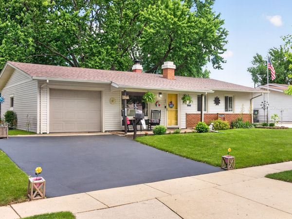 1009 Stratford Circle , Streamwood, IL 60107