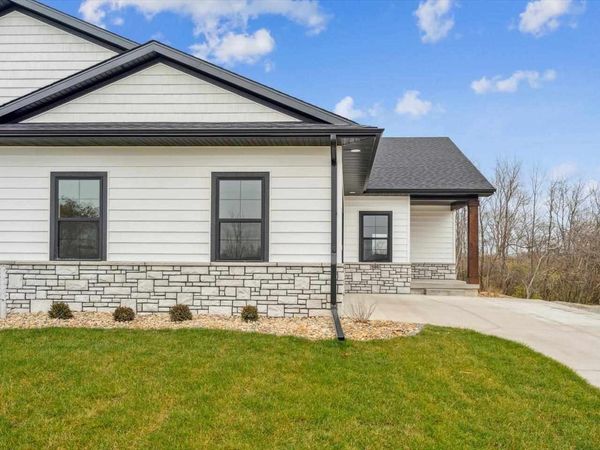 586 Maclan Cir, Iowa City, IA 52246