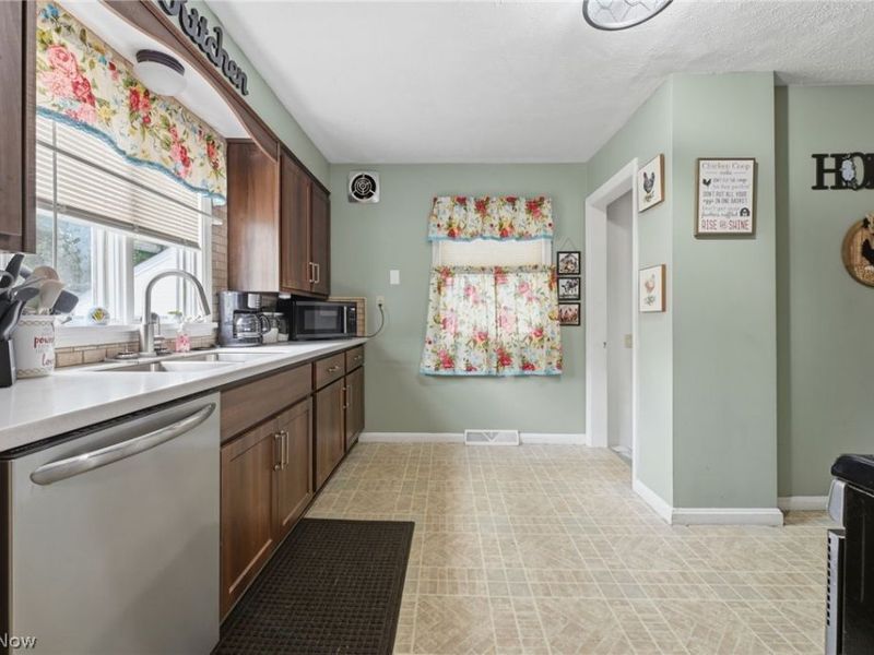 369 E 46th Street, Lorain, OH 44052 Photo 10