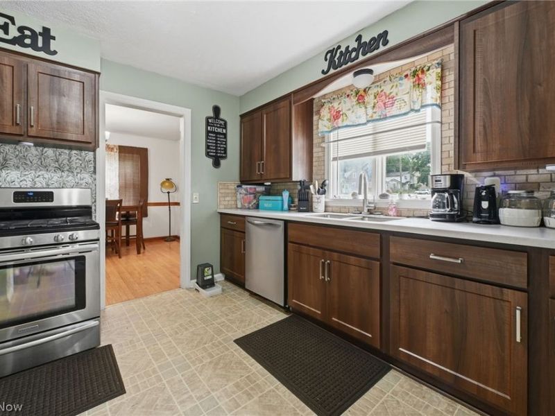 369 E 46th Street, Lorain, OH 44052 Photo 3