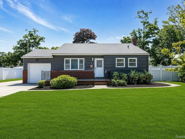 29 Edgewater Avenue , Bayport, NY 11705