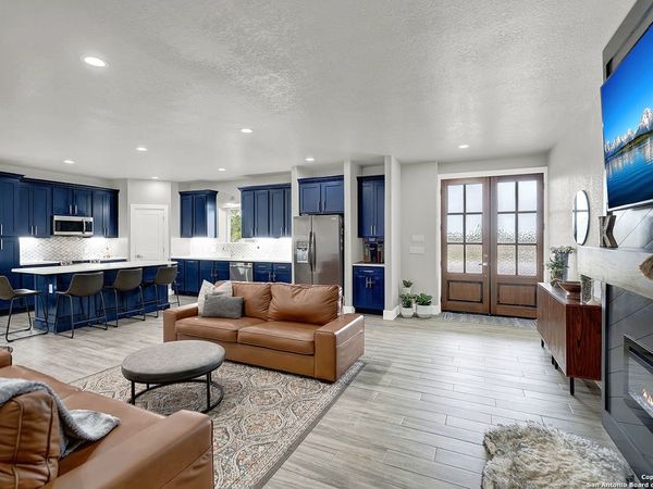 757 JOY LN, Floresville, TX 78114