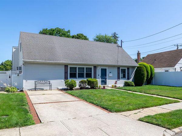 3977 Baylis Road , Seaford, NY 11783