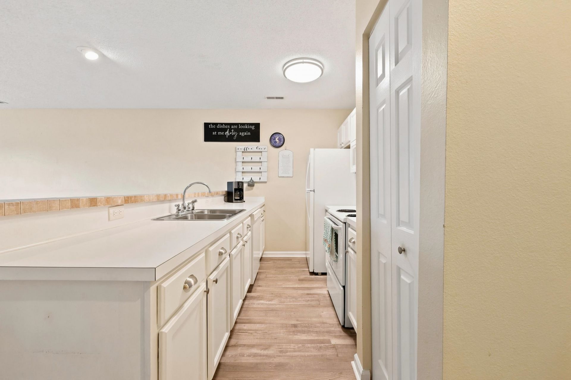 4255 Villas Dr. Photo 10