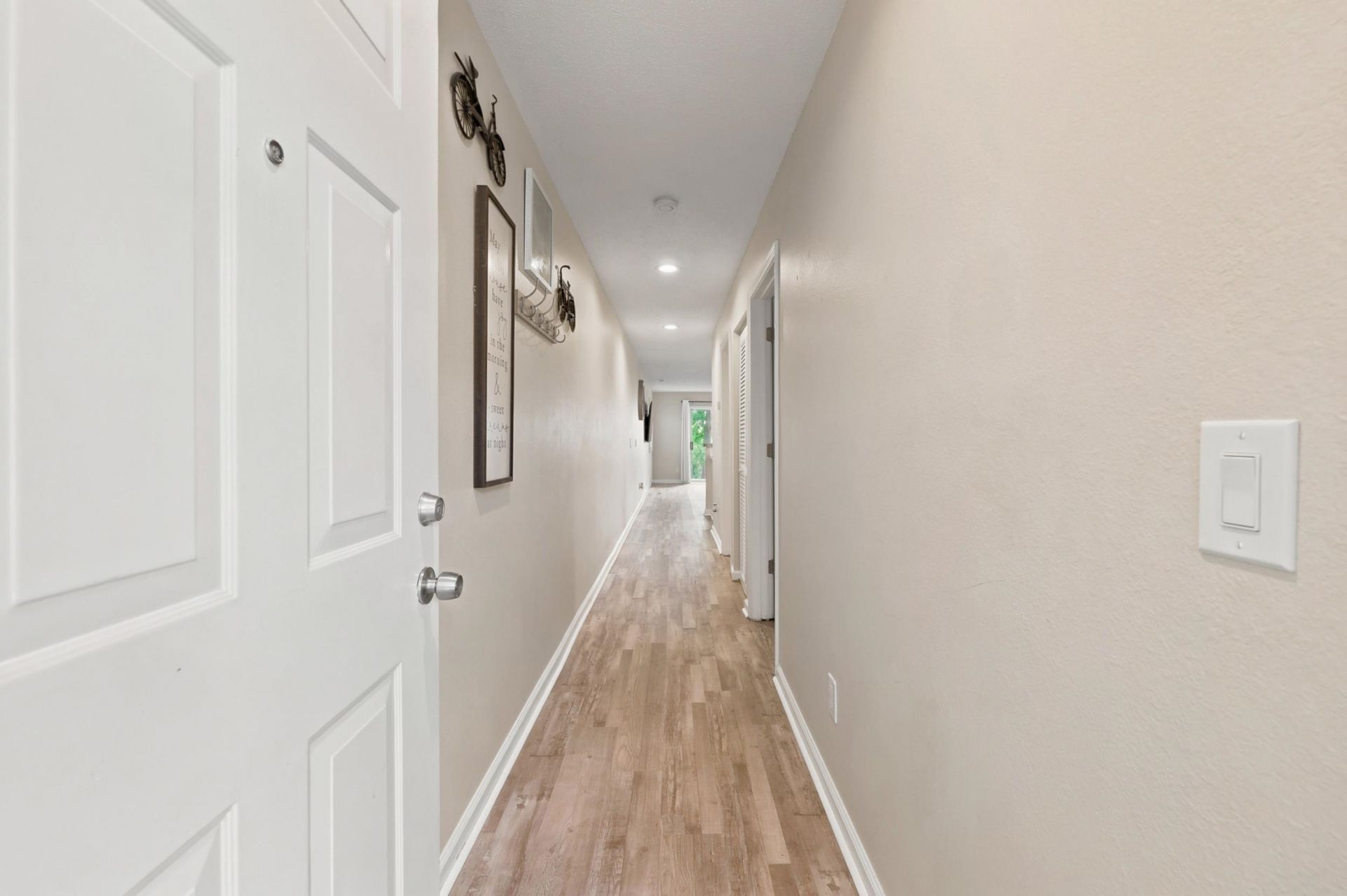 4255 Villas Dr. Photo 4