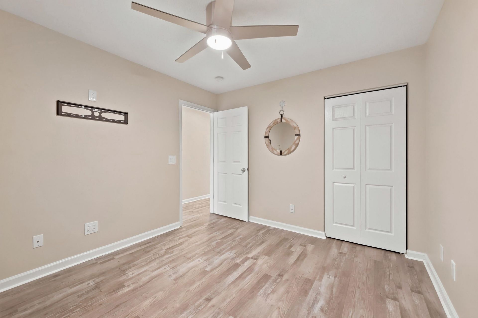4255 Villas Dr. Photo 6