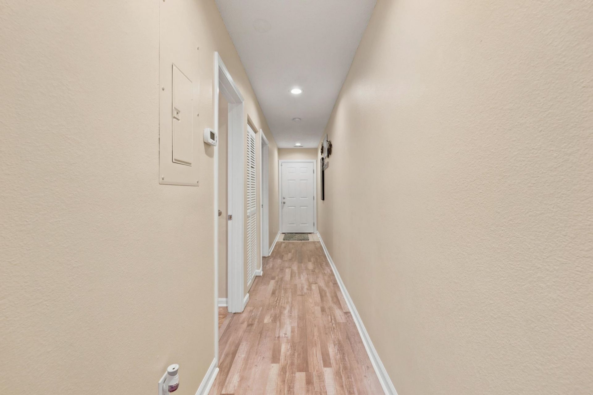 4255 Villas Dr. Photo 7