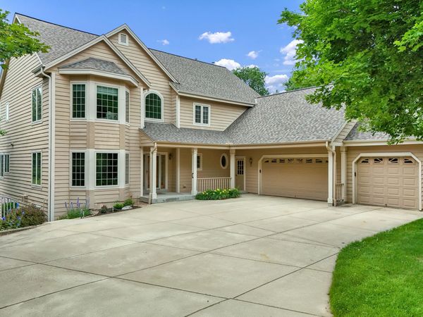 615 Kettle Rdg, Richfield, WI 53017