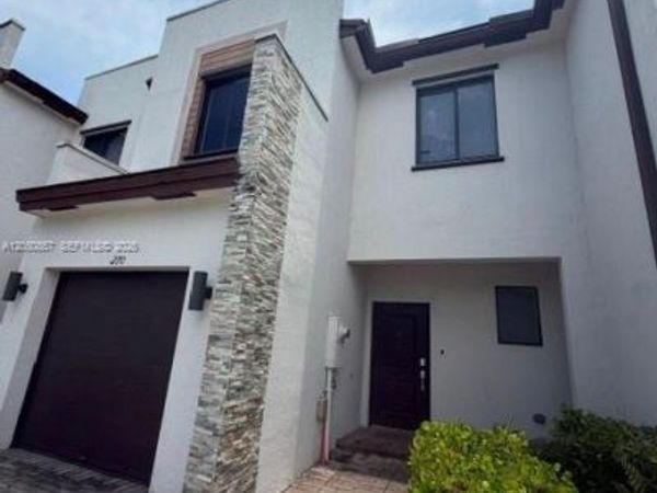 270 NE 208 terrace , Miami, FL 33179