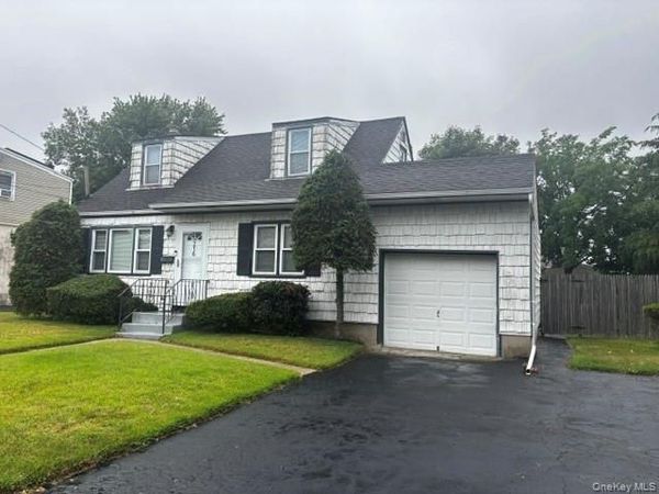 216 Bergen Court , Copiague, NY 11726