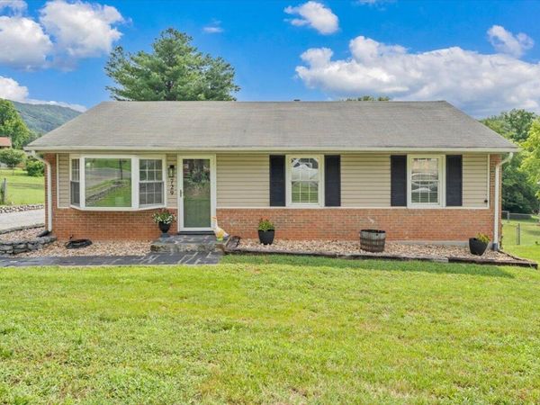 729 Kenyon RD, Vinton, VA 24179