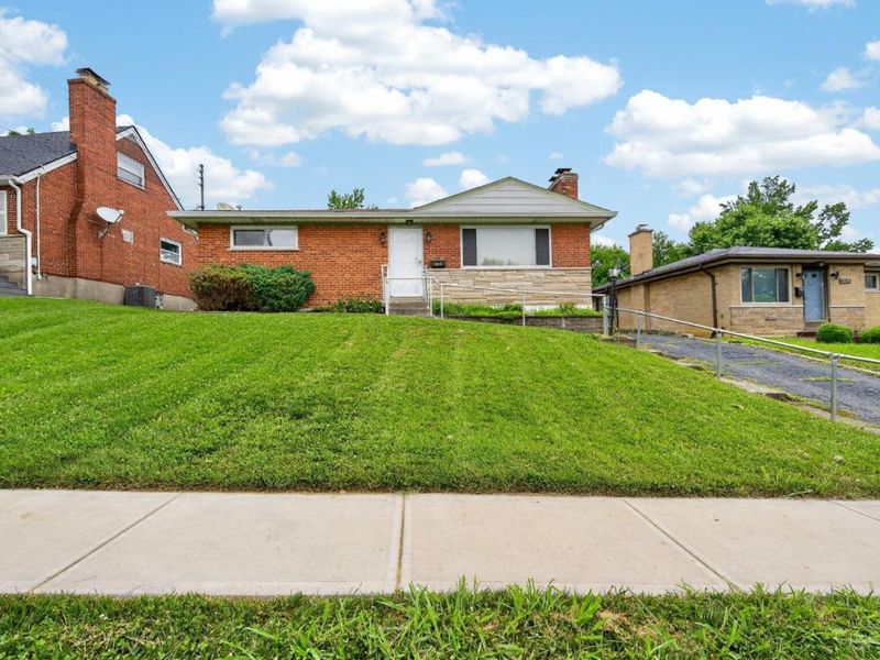 1324 Thurnridge Drive, Reading, OH 45215 Photo 2