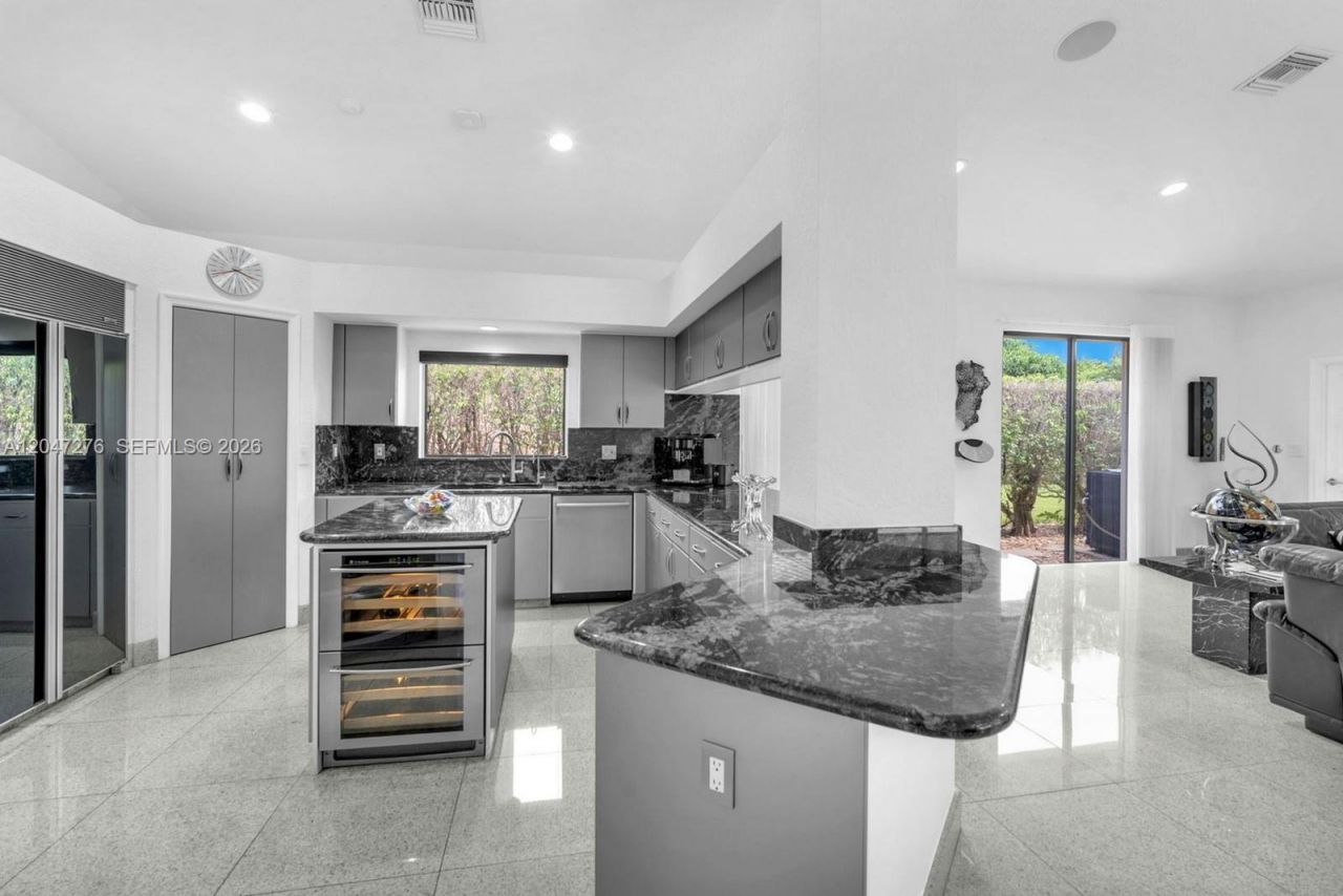 392 Coconut Cir , Weston, FL 33326 Photo