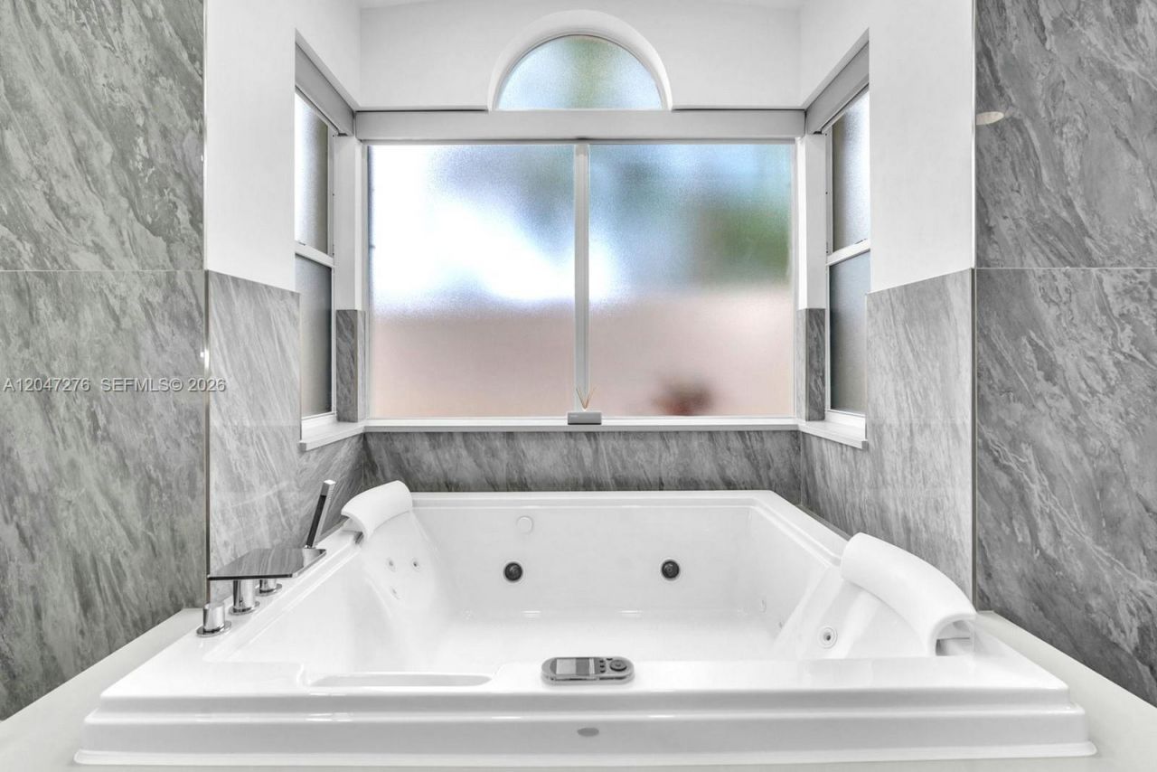 392 Coconut Cir , Weston, FL 33326 Photo
