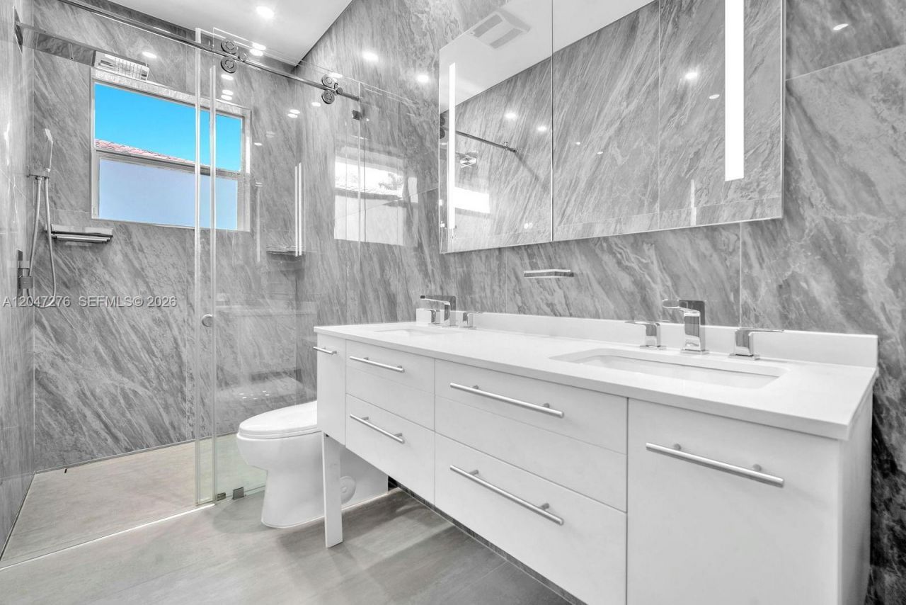 392 Coconut Cir , Weston, FL 33326 Photo