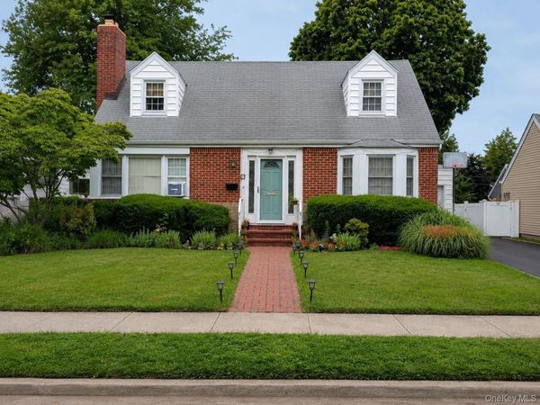 61 Gateway , Rockville Centre, NY 11570