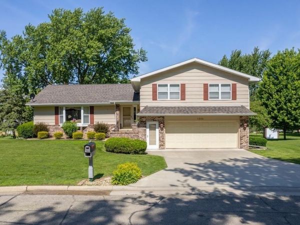 1202 Ellis Drive, Charles City, IA 50616