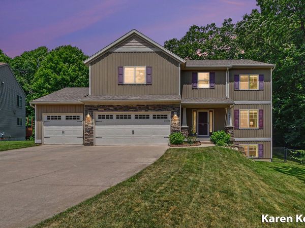 4521 Burton Forest Court SE, Grand Rapids, MI 49546
