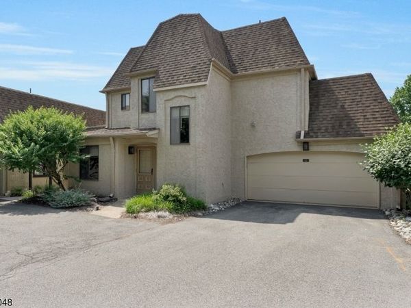 12 Carriage Pl, Edison, NJ 08820