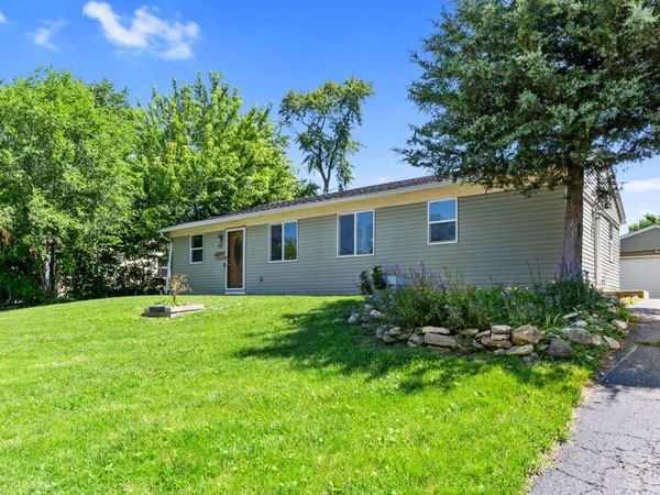 55 Alameda Drive, Carpentersville, IL 60110