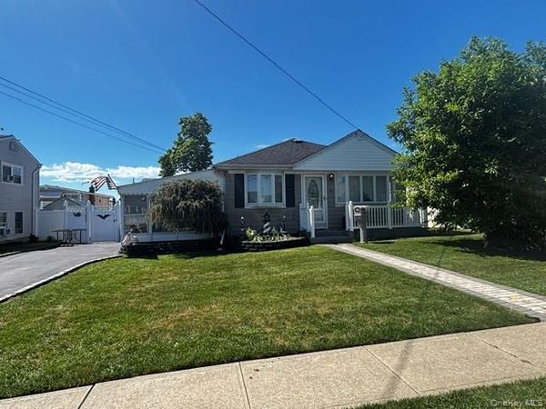 45 W Clearwater Road , Lindenhurst, NY 11757