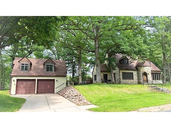 910 Oakwood Boulevard, Menomonie, WI 54751