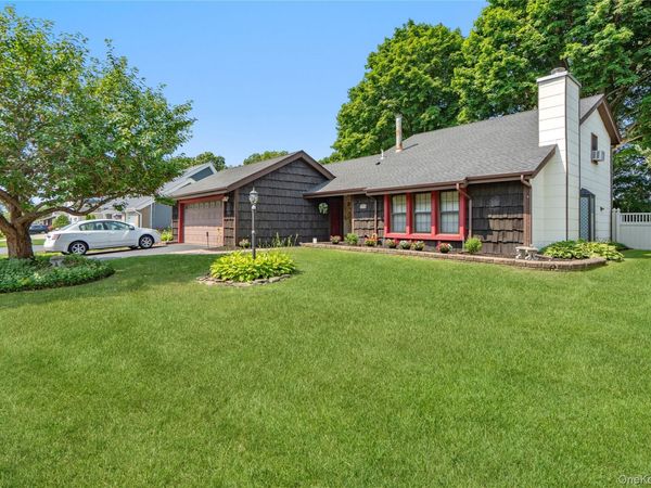 820 Greenbelt Parkway W, Holbrook, NY 11741