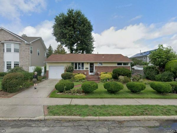 25 Surrey Lane , Plainview, NY 11803