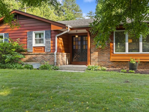 N8093 Lakeview Rd, Ixonia, WI 53066