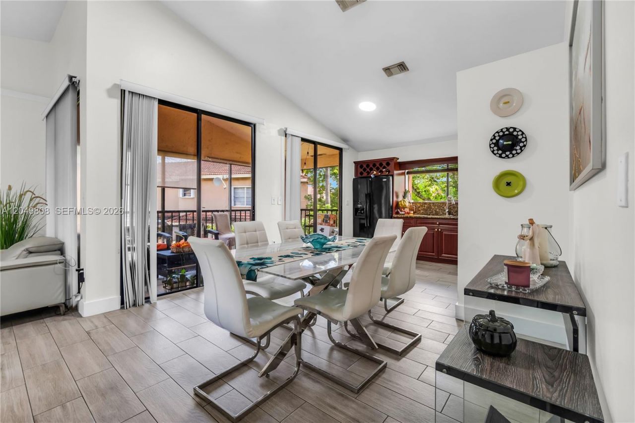 8211 NW 191st St, Unit 3-H, Hialeah, FL 33015 Photo