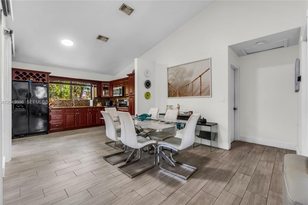 8211 NW 191st St, Unit 3-H, Hialeah, FL 33015 Photo