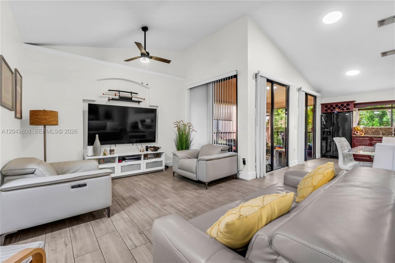 8211 NW 191st St, Unit 3-H, Hialeah, FL 33015 Photo