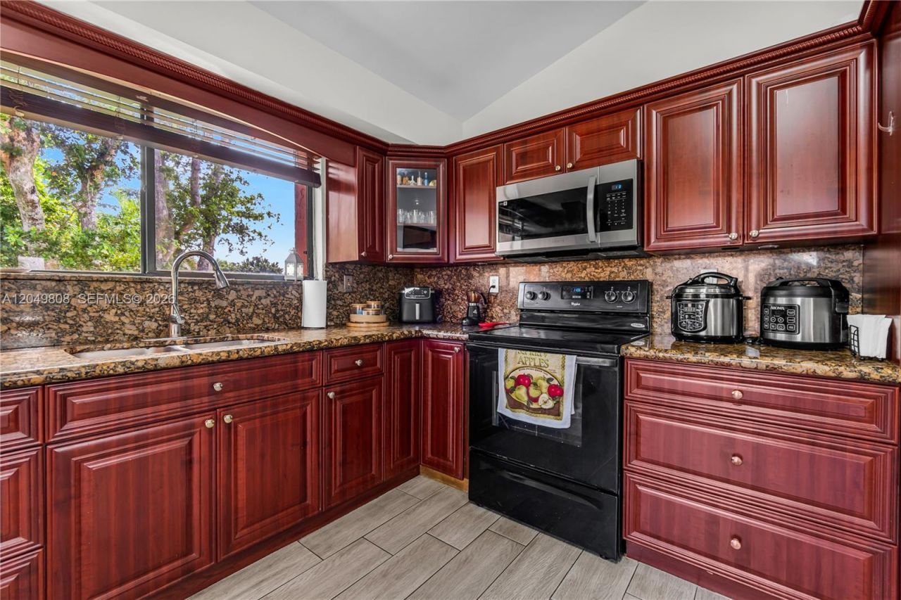 8211 NW 191st St, Unit 3-H, Hialeah, FL 33015 Photo