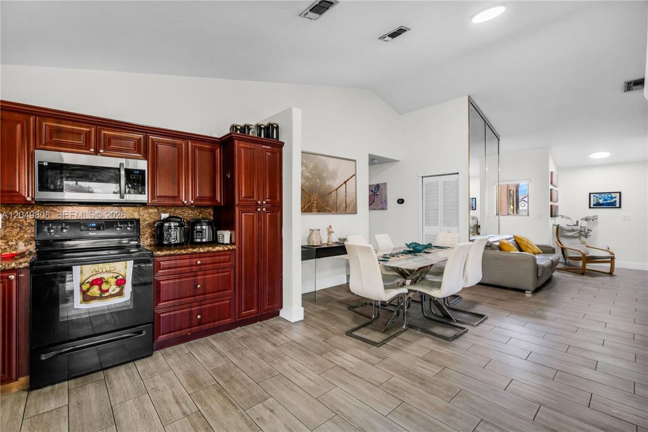 8211 NW 191st St, Unit 3-H, Hialeah, FL 33015 Photo