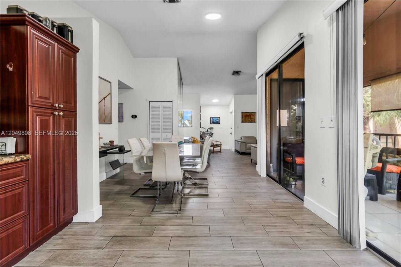 8211 NW 191st St, Unit 3-H, Hialeah, FL 33015 Photo