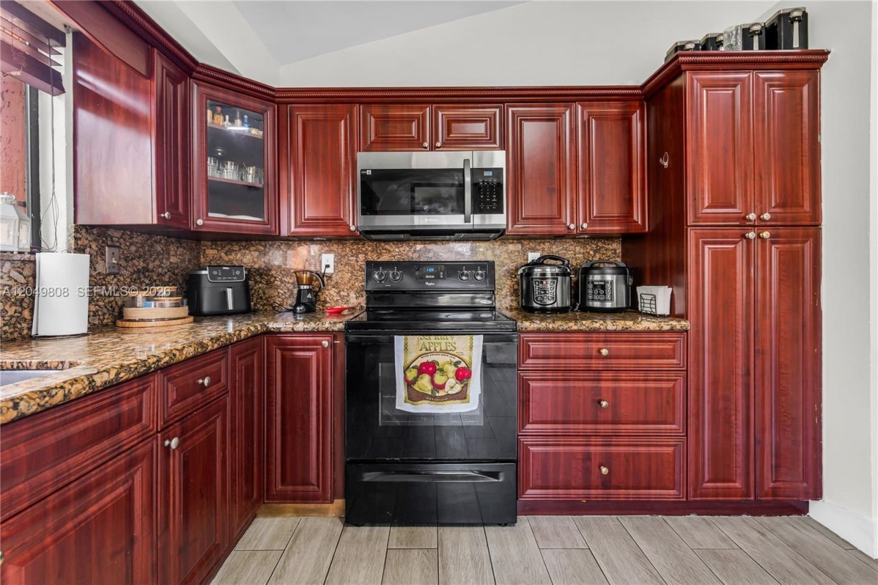 8211 NW 191st St, Unit 3-H, Hialeah, FL 33015 Photo